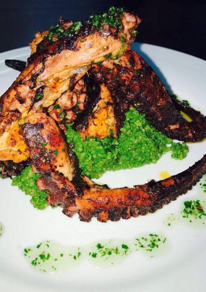 Una foto de Quinua al pesto con pulpo a la parrilla