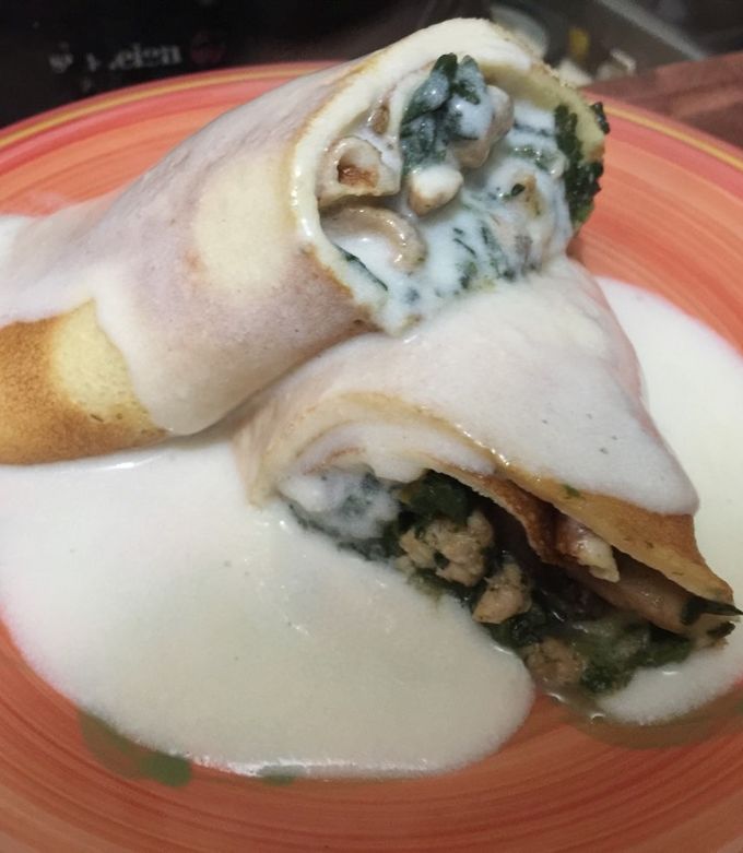 Una foto de Panqueques rellenos con pollo y espinaca