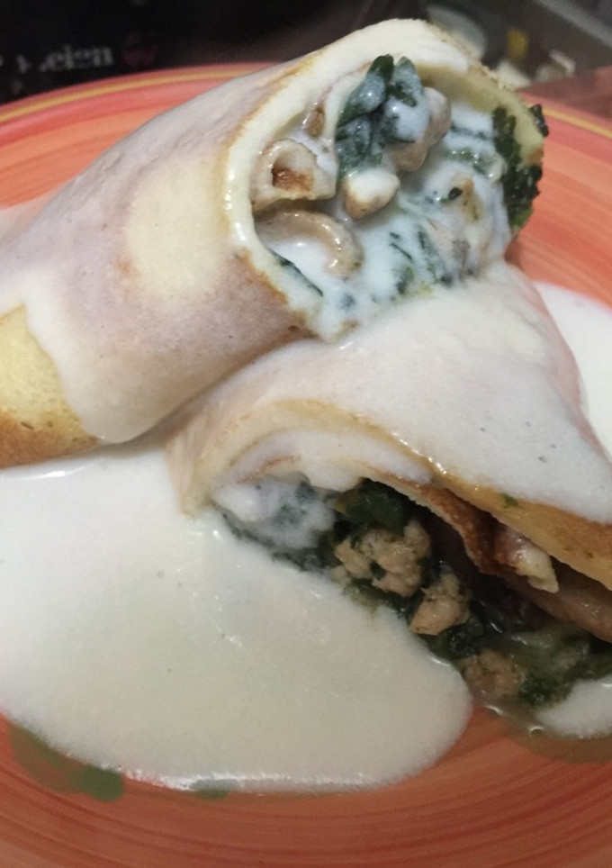 Una foto de Panqueques rellenos con pollo y espinaca