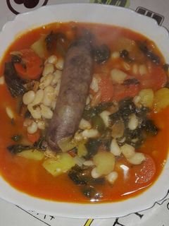 Una foto de Judías blancas con acelgas y chorizo casero