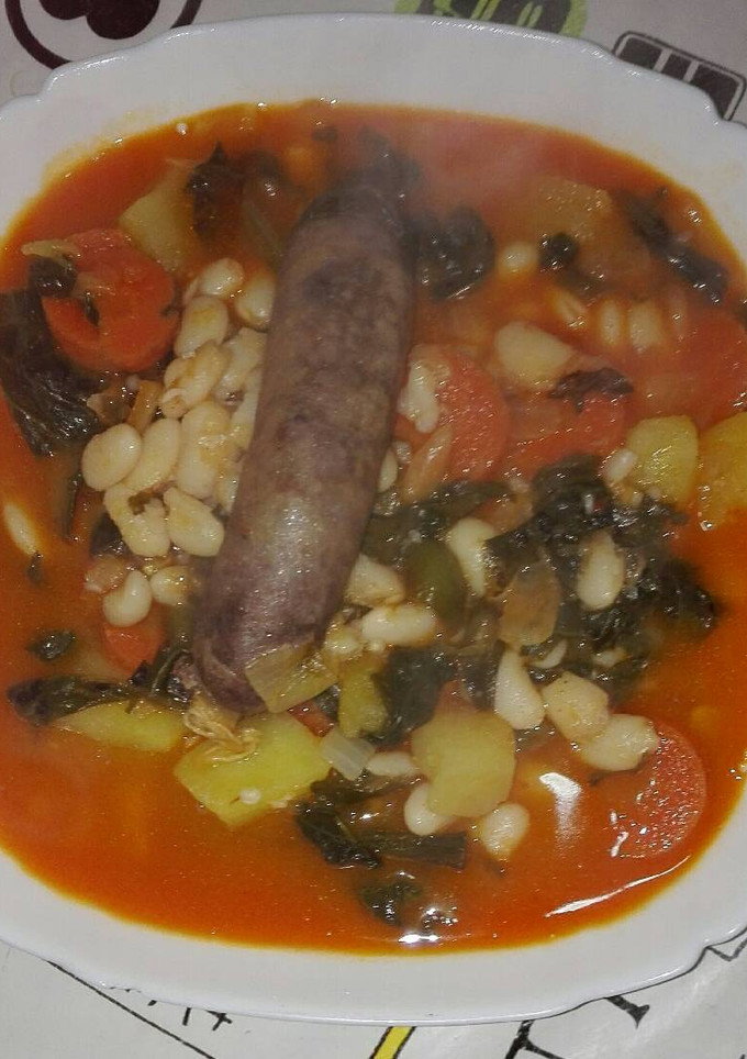 Una foto de Judías blancas con acelgas y chorizo casero 
