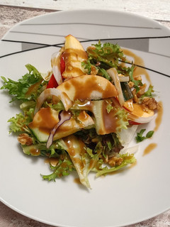 Una foto de Ensalada de manzanas y nueces con vinagreta de mostaza y miel