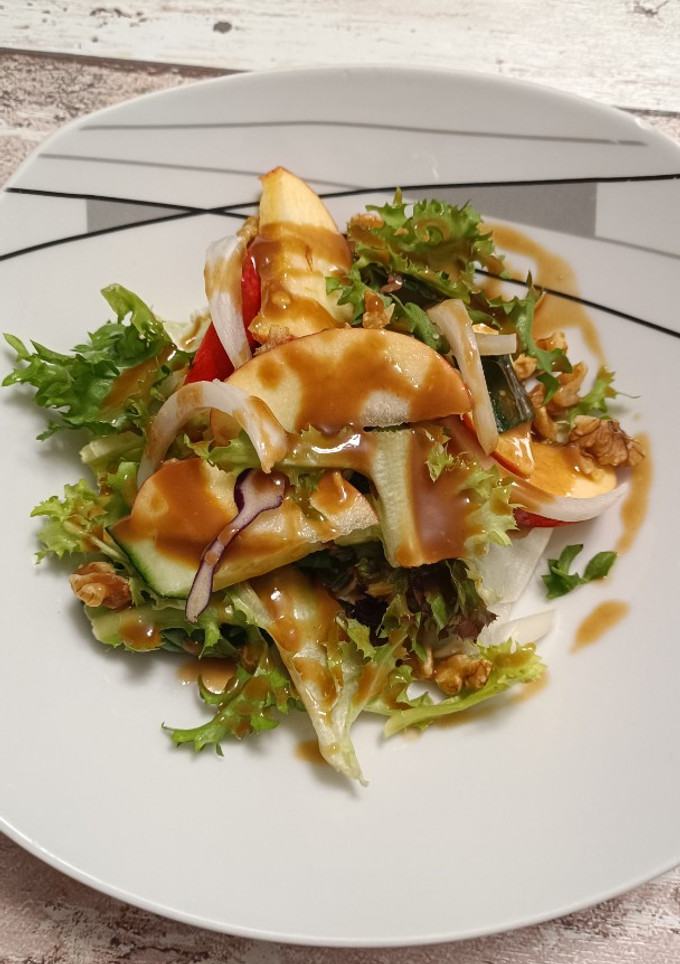 Una foto de Ensalada de manzanas y nueces con vinagreta de mostaza y miel