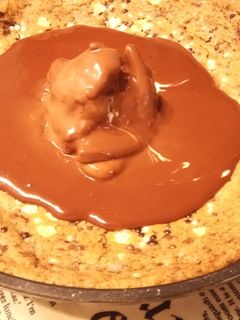 Una foto de Skillet Cookie