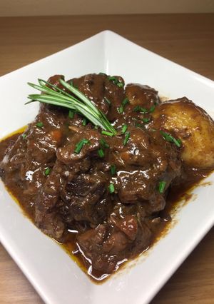 A picture of Oxtail Stew with Red Wine.
