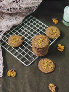 A picture of Walnut flatty chocolate butter cookies.