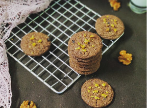 A picture of Walnut flatty chocolate butter cookies.