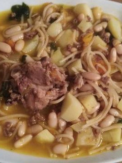 Una foto de Porotos con tallarines