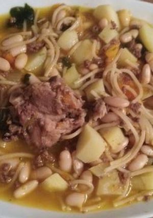 Una foto de Porotos con tallarines