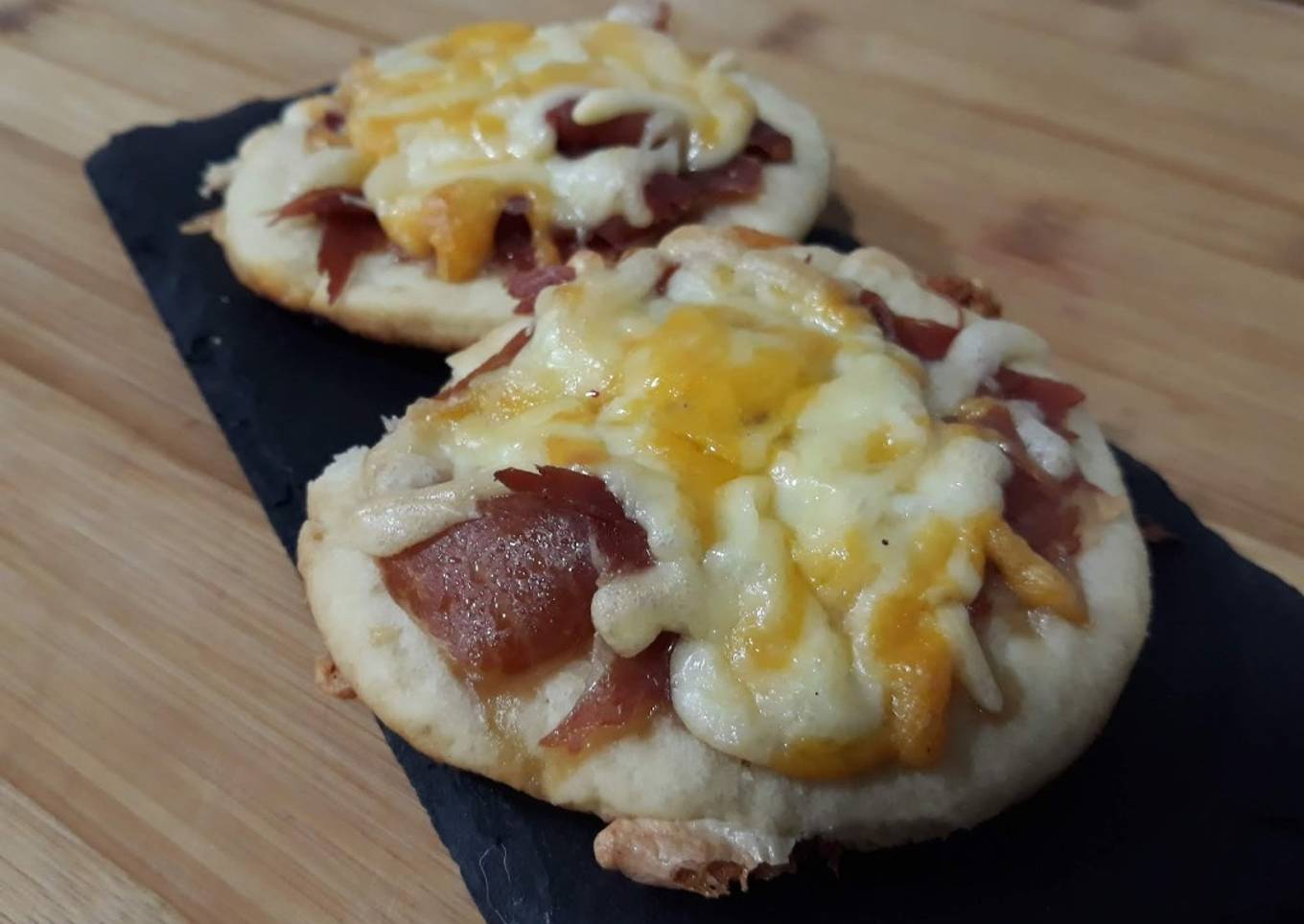 Cocas de jamón y queso