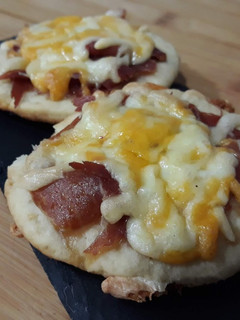 Una foto de Cocas de jamón y queso
