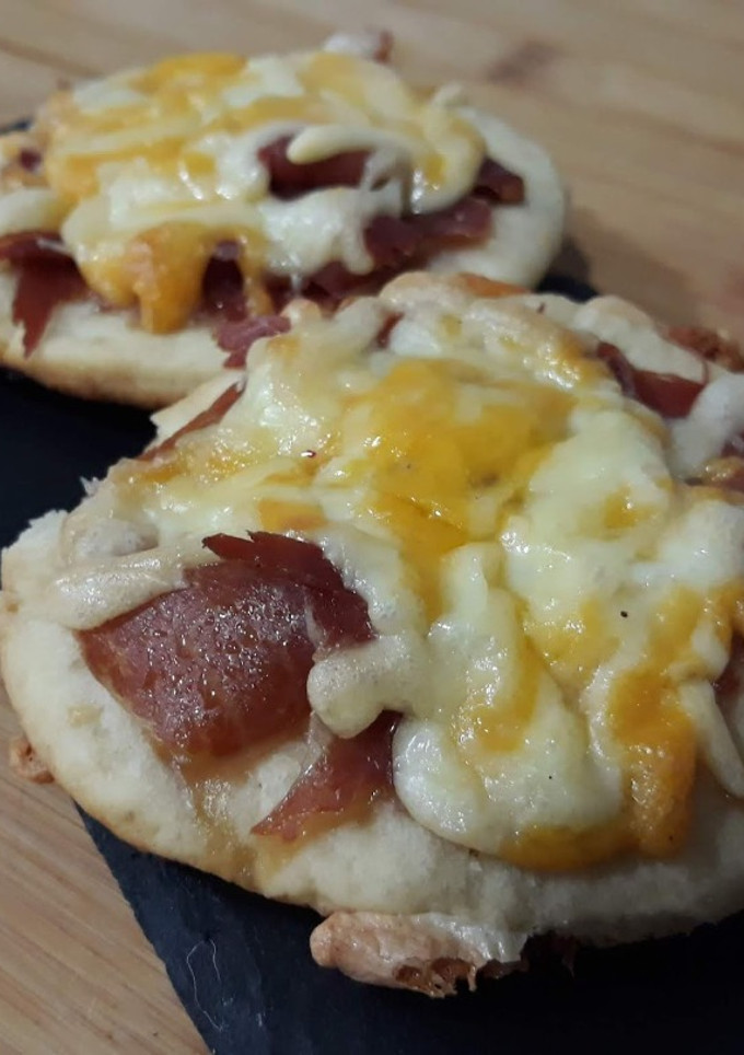 Una foto de Cocas de jamón y queso