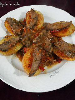 Una foto de Hígado de cerdo, con sofrito de verduras y patatas
