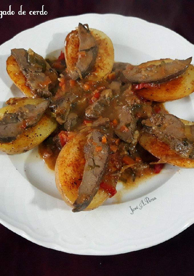 Una foto de Hígado de cerdo, con sofrito de verduras y patatas