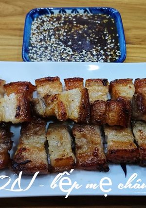 Hình của món Thịt ba chỉ chiên giòn chấm sốt me.