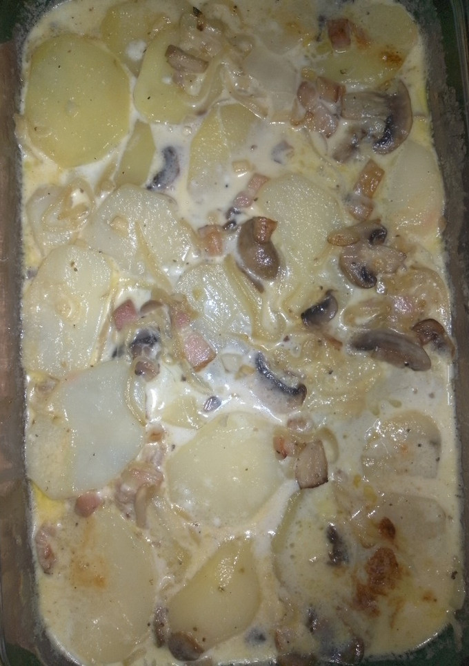 Una foto de Papas a la crema 🥔 con panceta y champiñones