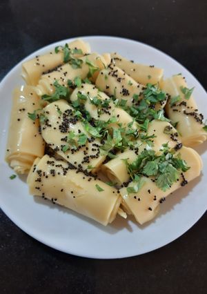 A picture of Khandvani rolls.