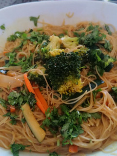 Una foto de 63. Fideos de arroz con hortalizas estilo thai vegano