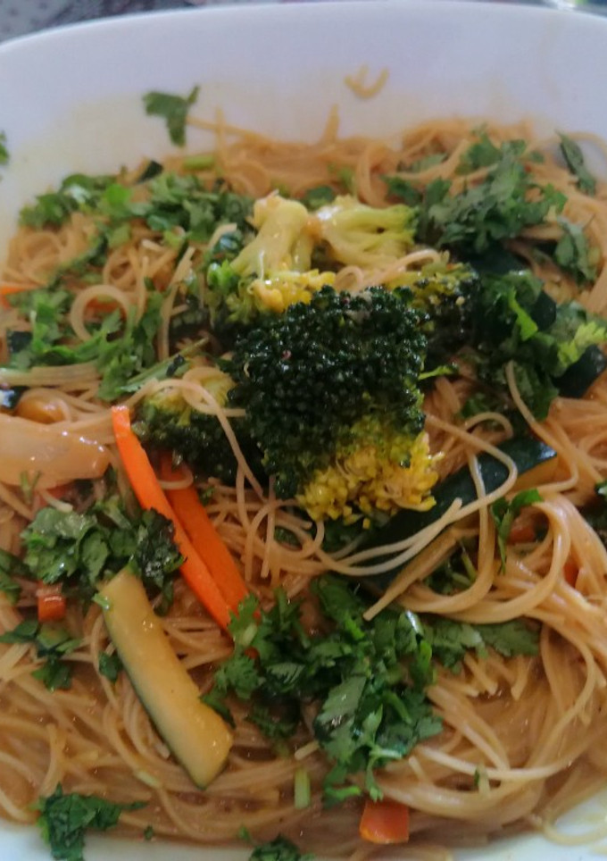 Una foto de 63. Fideos de arroz con hortalizas estilo thai vegano