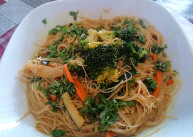 63. Fideos de arroz con hortalizas estilo thai vegano
