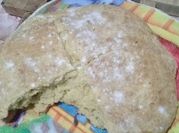 Una foto de pan casero con aceite y royal
