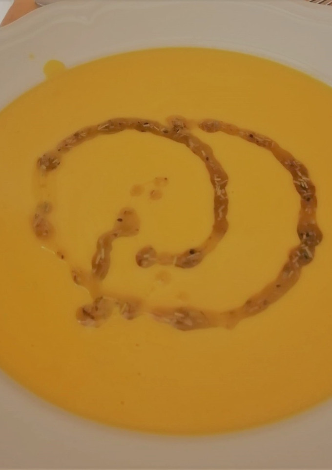 Una foto de Crema de zanahoria y apio con aceite de hierbas