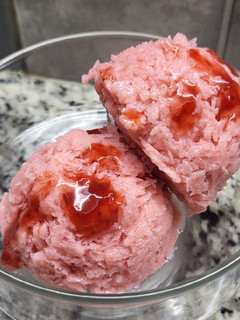 Una foto de Helado de frutillas con yogur de kéfir