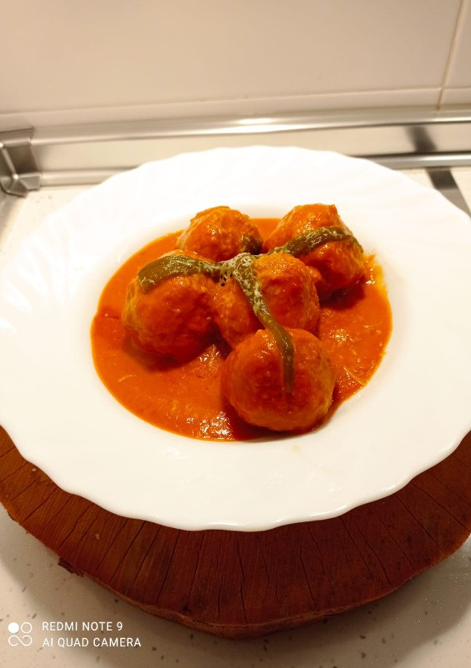 Una foto de Albóndigas en salsa de pimientos asados