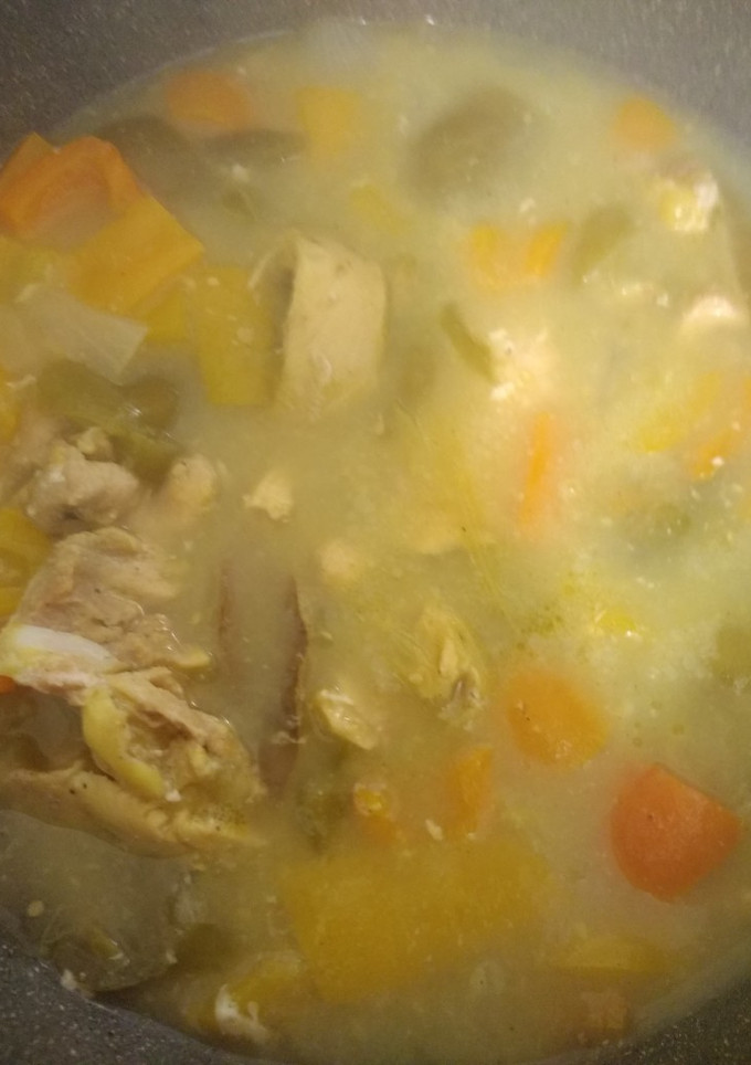 Una foto de Pollo con tomate verde, pimientos y chiles en vinagre