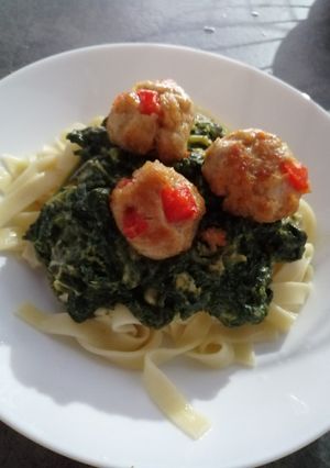 Zdjęcie przepisu Tagliatelle z sosem szpinakowym i pulpecikami.