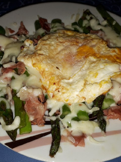 Una foto de Espárragos verdes con jamón+queso+huevo