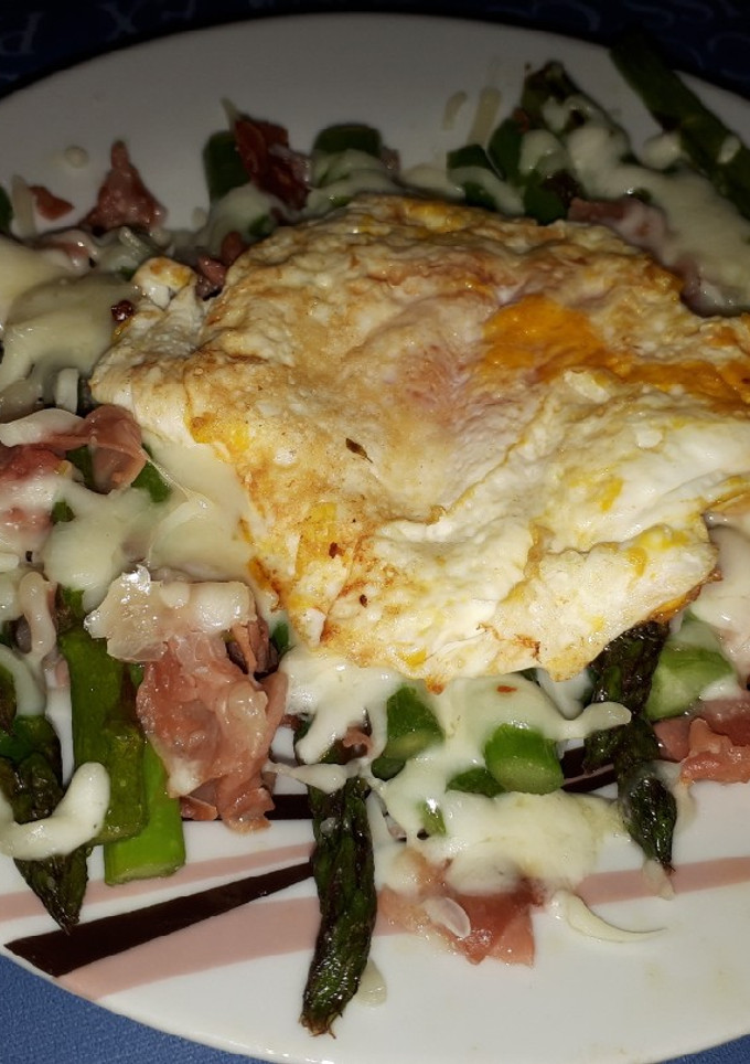 Una foto de Espárragos verdes con jamón+queso+huevo