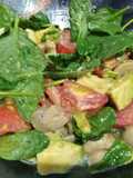 Ensalada de tomate, aguacate, champiñones, espinacas y lino