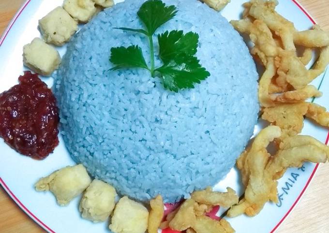 Nasi uduk biru (bunga telang)