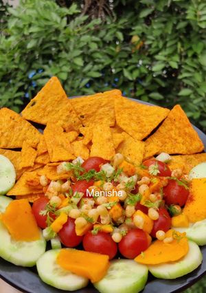 A picture of Mango Salsa with Nachos.