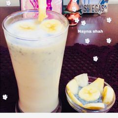 A picture of Banana,apple shake.