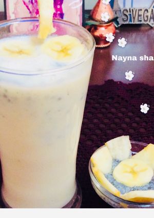 A picture of Banana,apple shake.