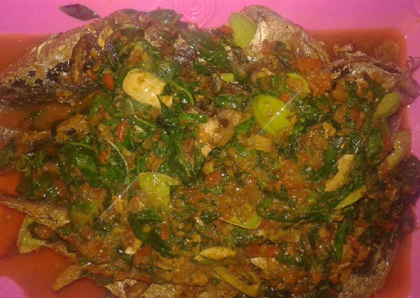 Bagaimana Membuat Ikan salem bumbu rica kemangi petai yang Menggugah
Selera