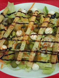 Una foto de Ensalada de espárragos blancos y perlas de mozzarella