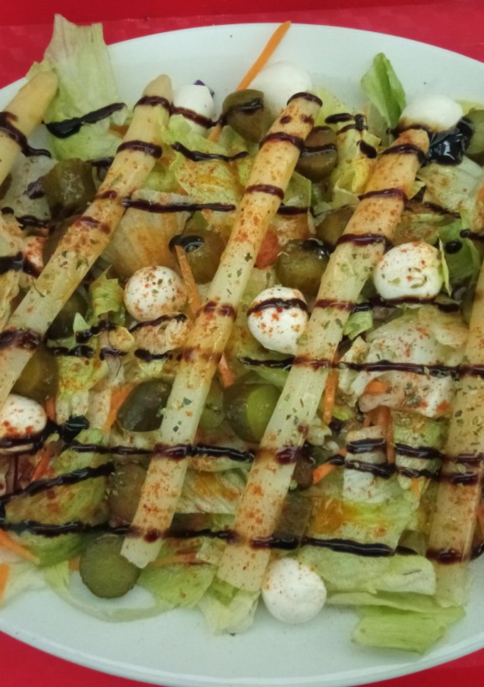 Una foto de Ensalada de espárragos blancos y perlas de mozzarella