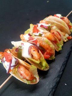 Una foto de Tacos miniaturas de camarones