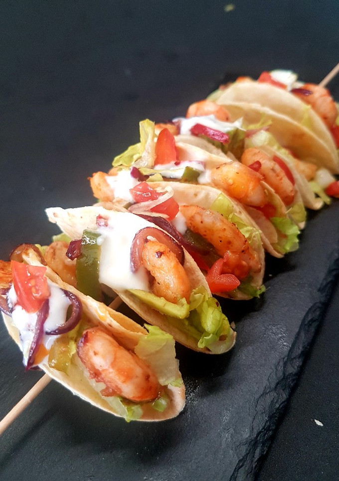 Una foto de Tacos miniaturas de camarones