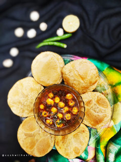 दाल की बेड़मी और आलू मखाना सब्जी (Dal Ki bedmi aur aloo makhana sabzi recipe in hindi) रेसिपी मुख्य फोटो