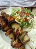 Brochettes de pollo con ensalada
