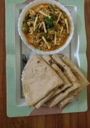 A picture of Whole Wheat Chapati with Dal qeema.