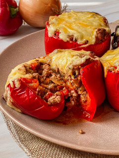 Una foto de Pimientos rellenos de boloñesa