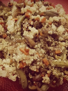 Una foto de Quinoa con verduras salteadas APTO VEGGIE / APLV
