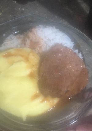 Una foto de Asado con tomate y puré