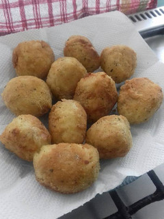 Una foto de Croquetas de arroz y queso