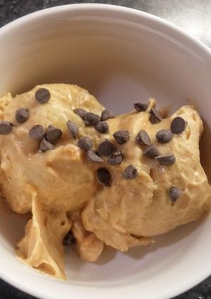 Une photo de Glace banane/beurre de cacahuète express (vegan)